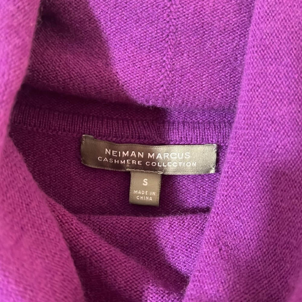 Neiman Marcus Women’s 100% Cashmere Sweater - Picture 2 of 6